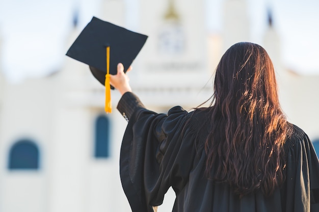 I laureati indossano un cappello nero per rappresentare le congratulazioni per la laurea