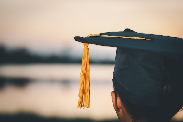 I laureati indossano un cappello nero vestito nero a livello universitariox9