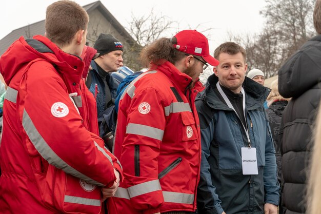 I lavoratori della Croce Rossa sono tra la folla pronti ad aiutare Proteggere le persone durante un'epidemia Vaccinazione contro il coronavirus covid 19