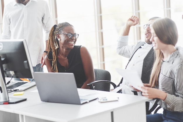 I lavoratori di squadra sorridenti sono sulla buona strada per il successo