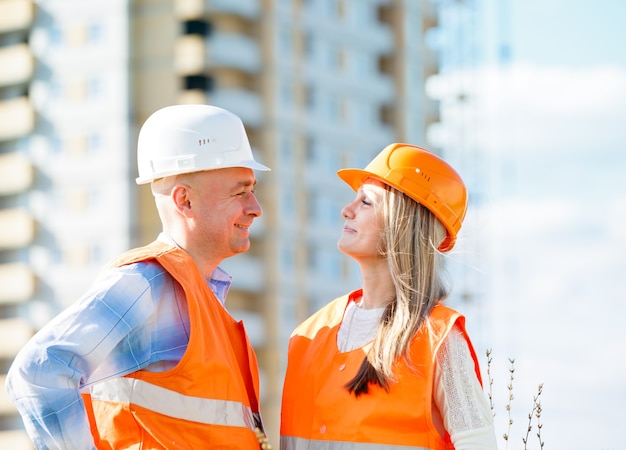 I lavoratori edili femminili e maschii cercano