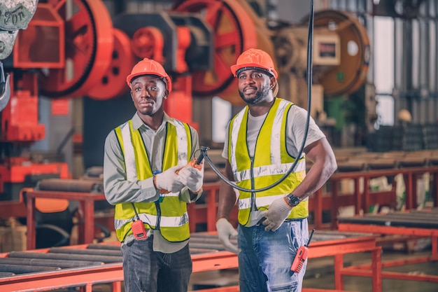 I lavoratori lavorano in fabbrica, ingegnere, abilità lavorative, qualità, manutenzione, formazione, industria, operaio di fabbrica, magazzino, officina per operatori di fabbrica, produzione di team di ingegneria meccanica