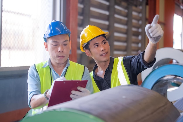 I lavoratori lavorano in fabbrica, ingegnere, abilità lavorative, qualità, manutenzione, formazione, industria, operaio di fabbrica, magazzino, officina per operatori di fabbrica, produzione di team di ingegneria meccanica