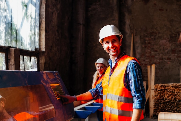 I lavoratori sulla linea di produzione di fabbricazione della fabbrica di legno