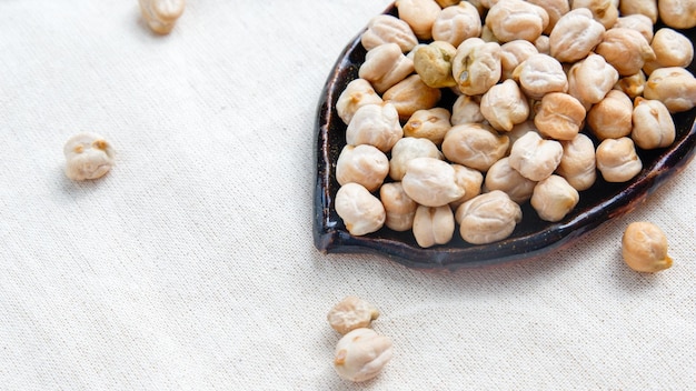 I legumi biologici di ceci freschi fanno un sano pasto vegetariano