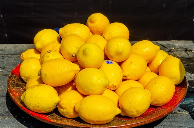 I limoni gialli maturi si trovano in una montagna.