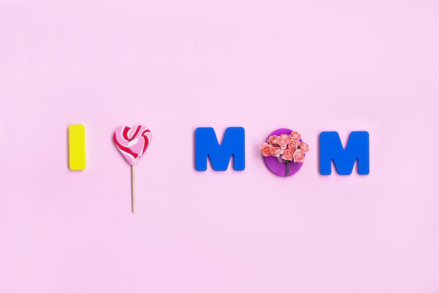 I LOVE MOM Messaggio per la festa della mamma sul muro rosa.