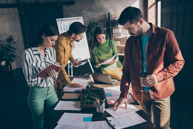 I manager concentrati lavorano importanti documenti del piano di analisi dei progressi