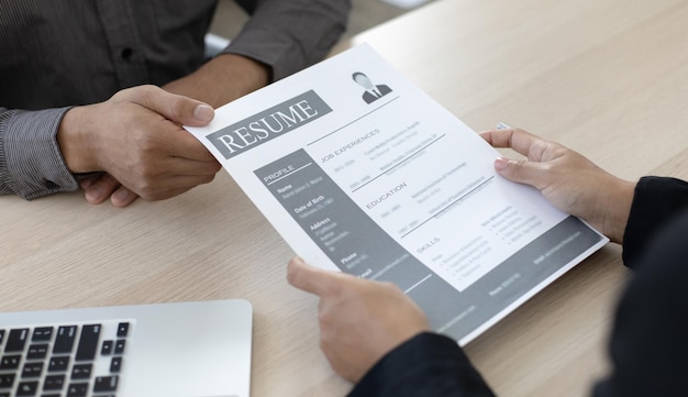 I manager o i dipartimenti risorse umane leggono il curriculum e intervistano i candidati per la selezione.