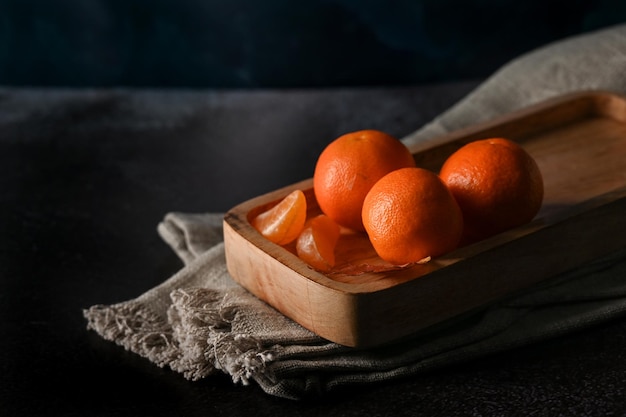 I mandarini clementine arancio brillante giacciono sul tavolo