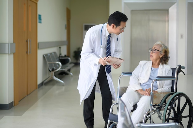 I medici asiatici stanno lavorando nel concetto di assistenza sanitaria medica ospedalierax9