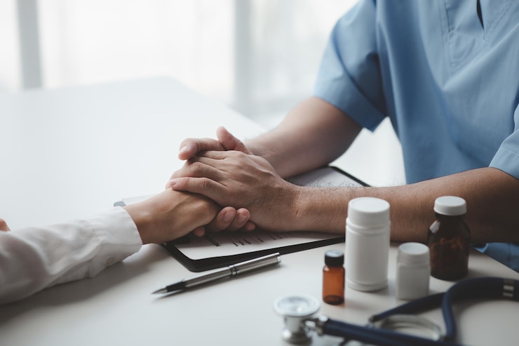 Foto i medici danno consigli sul trattamento ai pazienti nelle sale visita ospedaliere che trattano malattie da specialisti e forniscono cure mirate concetti di cure mediche e specialisti