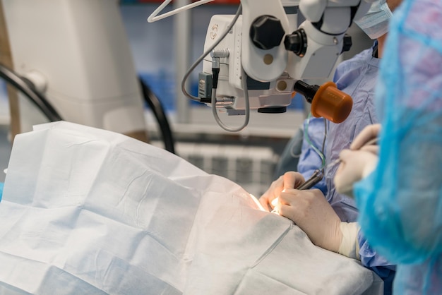 I medici stanno conducendo operazioni chirurgiche sull'occhio Concetto medico di primo piano