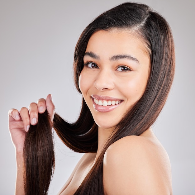 I miei capelli sembrano e si sentono più sani. Studio girato di una giovane donna con bei capelli lunghi.