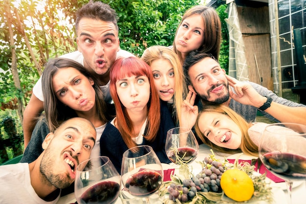 I migliori amici che si fanno selfie a pranzo con facce buffe