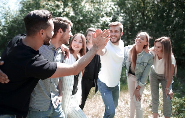 I migliori amici si danno il cinque il concetto di team building