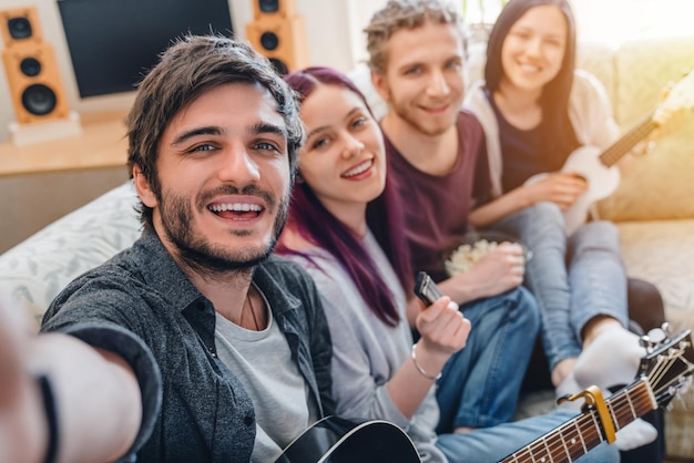 I migliori amici si divertono insieme a casa e fanno selfie