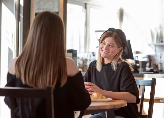 I migliori amici si sono riuniti in un bar