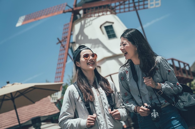 I migliori amici viaggiano con un mulino a vento turistico sorridente