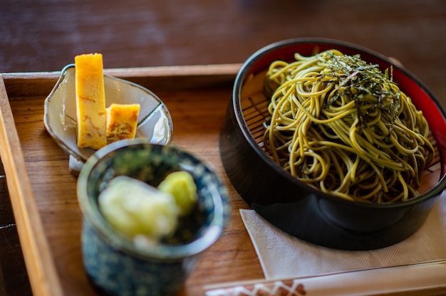 I migliori cibi freddi di Soba in Giappone Con noodles freddi di soba, uova dolci, brodo e wasabi