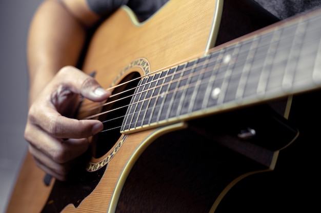 I musicisti suonano la chitarra acustica.