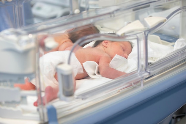 I neonati sono nelle scatole in ospedale.