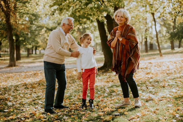 I nonni si divertono con la loro nipotina carina