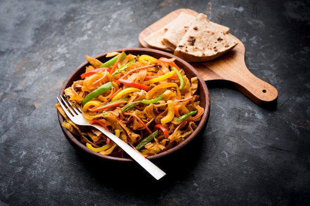 I noodles Chapati avanzati noti anche come fodnichi holi o Upma sono un ottimo sostituto dei tradizionali noodles malsani per bambini, messa a fuoco selettiva