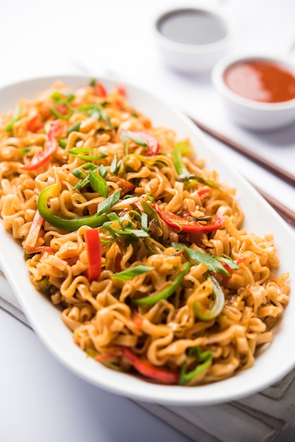 I noodles vegetariani di Schezwan sono noodles Hakka piccanti e gustosi saltati in padella con salsa e verdure