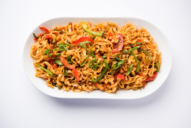 I noodles vegetariani di Schezwan sono noodles Hakka piccanti e gustosi saltati in padella con salsa e verdure