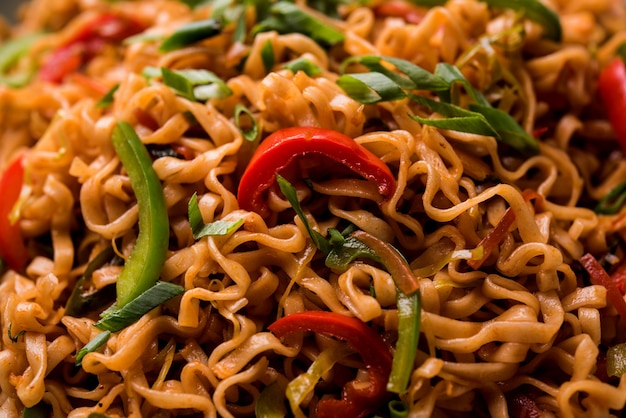 I noodles vegetariani di Schezwan sono noodles Hakka piccanti e gustosi saltati in padella con salsa e verdure