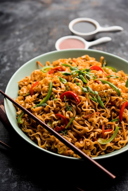 I noodles vegetariani di Schezwan sono noodles Hakka piccanti e gustosi saltati in padella con salsa e verdure