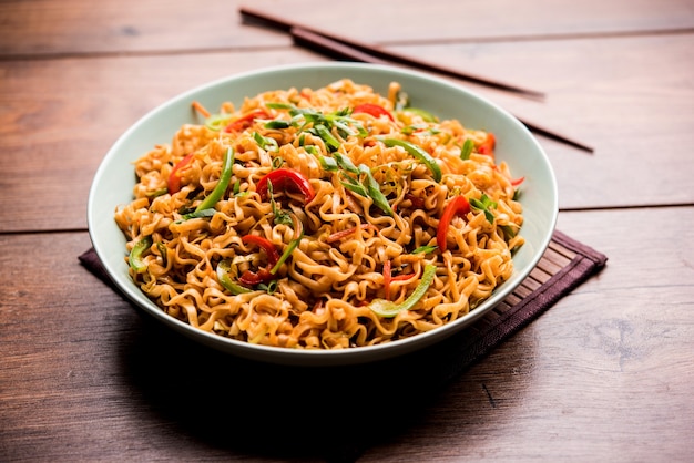 I noodles vegetariani di Schezwan sono noodles Hakka piccanti e gustosi saltati in padella con salsa e verdure