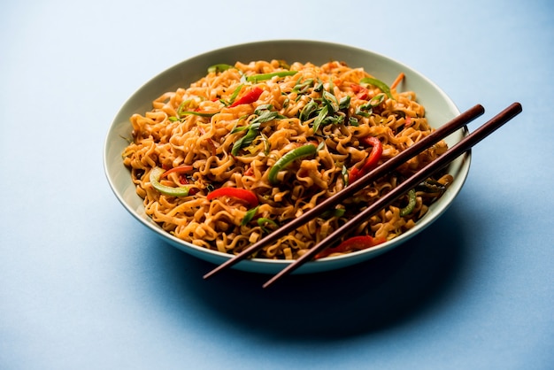 I noodles vegetariani di Schezwan sono noodles Hakka piccanti e gustosi saltati in padella con salsa e verdure