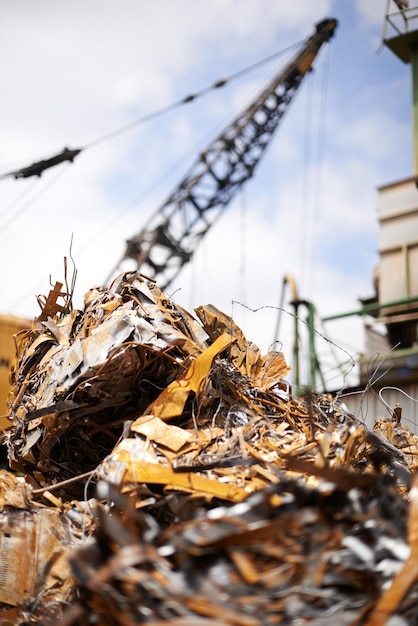 I nostri rifiuti sono una minaccia per l'ambiente Immagine ritagliata di una gru al lavoro in una discarica