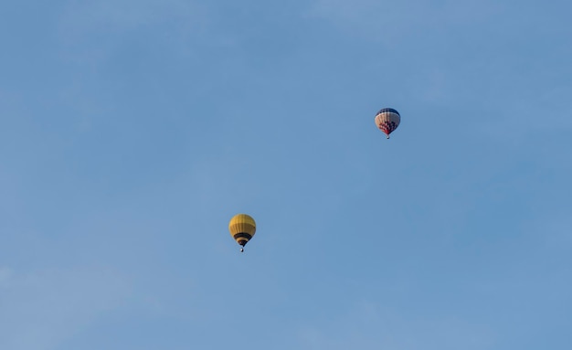 I palloncini volano nel cielo blu