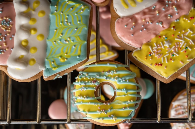 I pan di zenzero a forma di ciambelle gelato e torte sono essiccati in forno Donut Focus Vista dall'alto