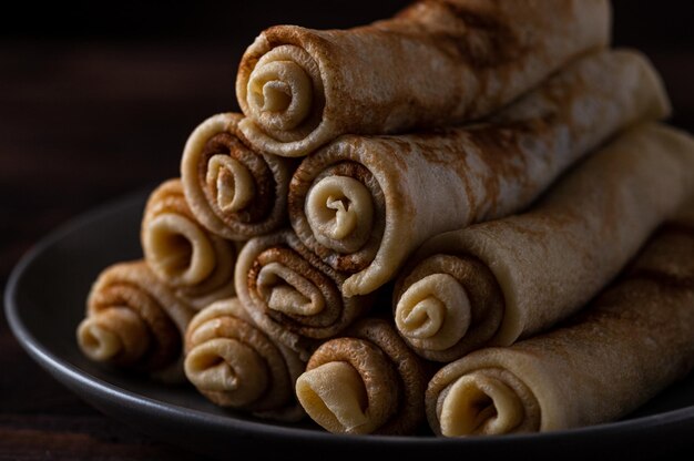 I pancake arrotolati in tubi giacciono su uno scivolo