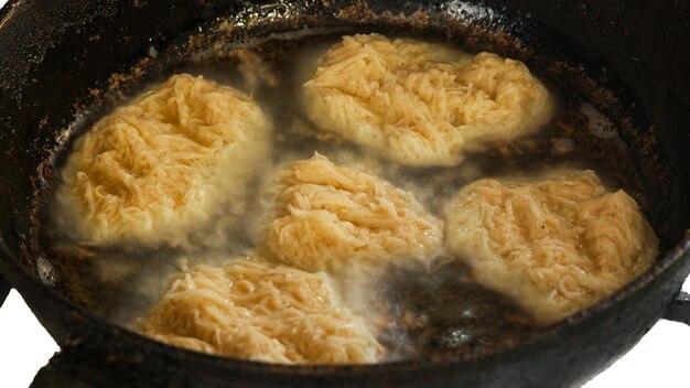 I pancake sono fritti in olio in una padella per frittelle di patate