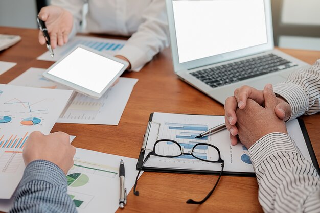 I partner di start-up stanno lavorando alla discussione delle idee per una nuova strategia di sviluppo.