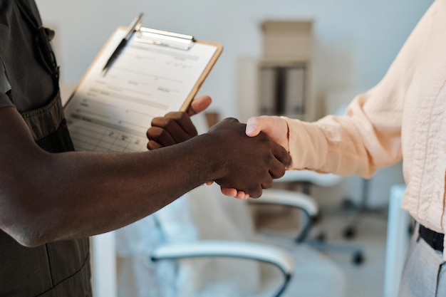 I partner si stringono la mano in piedi in ufficio