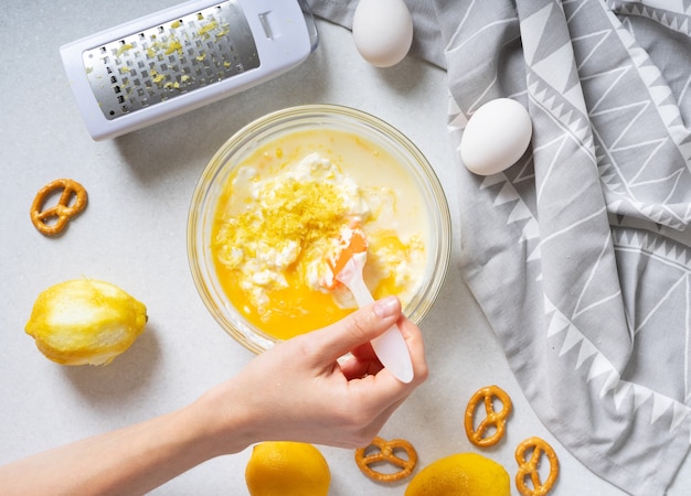 I passaggi per realizzare una semplice crostata al limone con cracker e ripieno di crema.