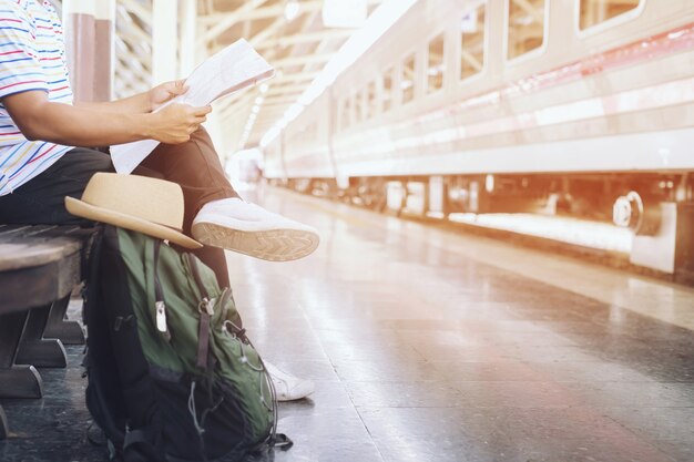 I passeggeri stanno aspettando il binario della Stazione