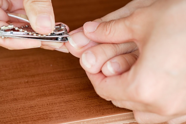 I pedicure della donna del primo piano vengono tagliati con il tagliaunghie. Il concetto di cura, pedicure pulito.