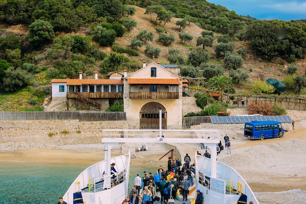 i pellegrini prendono un traghetto per la montagna sacra Athos