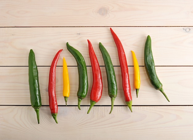 I peperoncini sono in fila con peperoncino giallo, verde e rosso