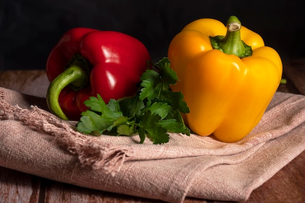 I peperoni rossi e gialli giacciono sul tavolo in cucina