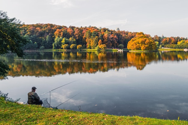 I pescatori della città della pesca lacustre. Autunno a Mosca.