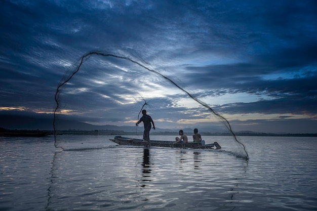 I pescatori di Casting stanno andando a pescare al mattino presto con barche di legno, vecchie lanterne e reti. Concetto Stile di vita del pescatore.