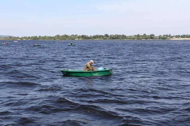 I pescatori sulle barche pescano nel fiume